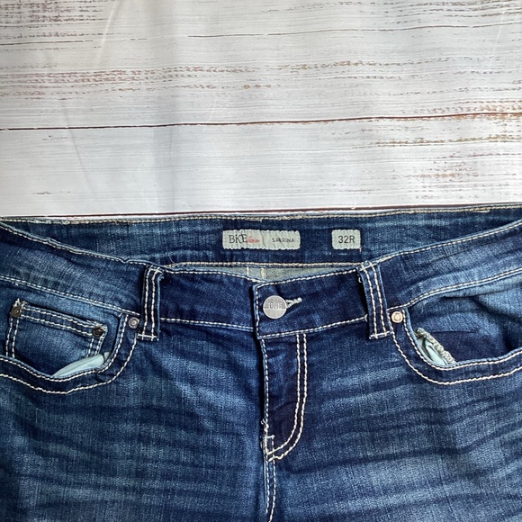 1142. BKE Sabrina Dark Washed Jean EUC Size 32R - Picture 3 of 5